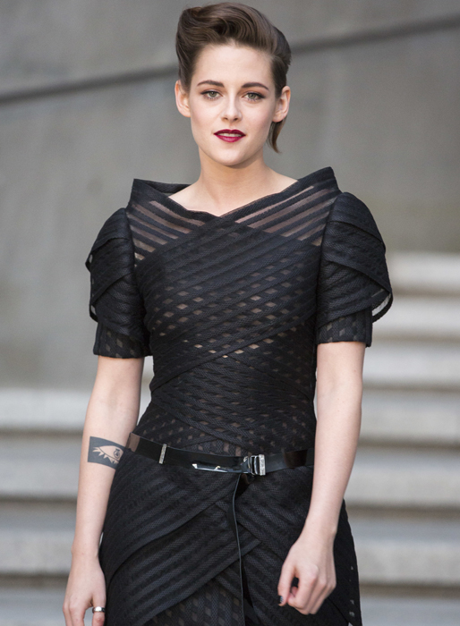 Även Kristen Stewart gick på Chanels visning. Även Kristen Stewart gick på Chanels visning.