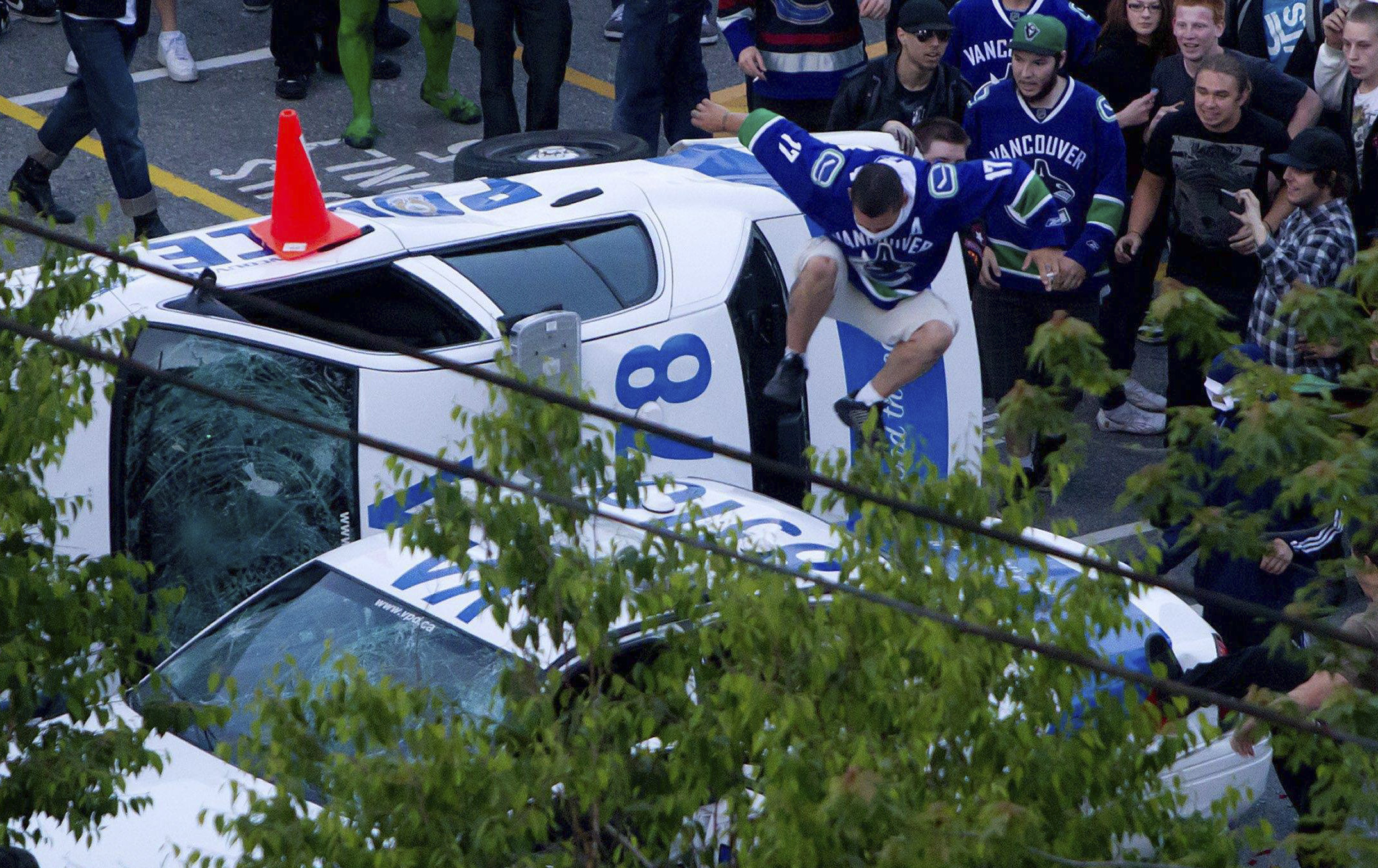 Det blev en urspårat, och fullständigt kaotiskt upplopp i Vancouver sedan Canucks förlorat Stanley Cup-finalen mot Boston Bruins. Här gestaltas en imitation av teve-spelet Grand Theft Auto. Det blev en urspårat, och fullständigt kaotiskt upplopp i Vancouver sedan Canucks förlorat Stanley Cup-finalen mot Boston Bruins. Här gestaltas en imitation av teve-spelet Grand Theft Auto.