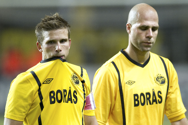 Bedrövade blickar hos Elfsborgs Anders Svensson och Teddy Lucic efter förlusten...