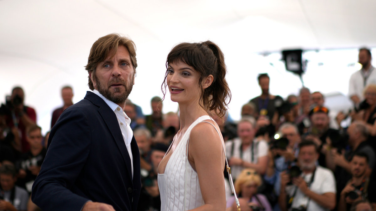 Ruben Östlund och Charlbi Dean möter pressen under filmfestivalen i Cannes i maj. I måndags avled skådespelerskan.