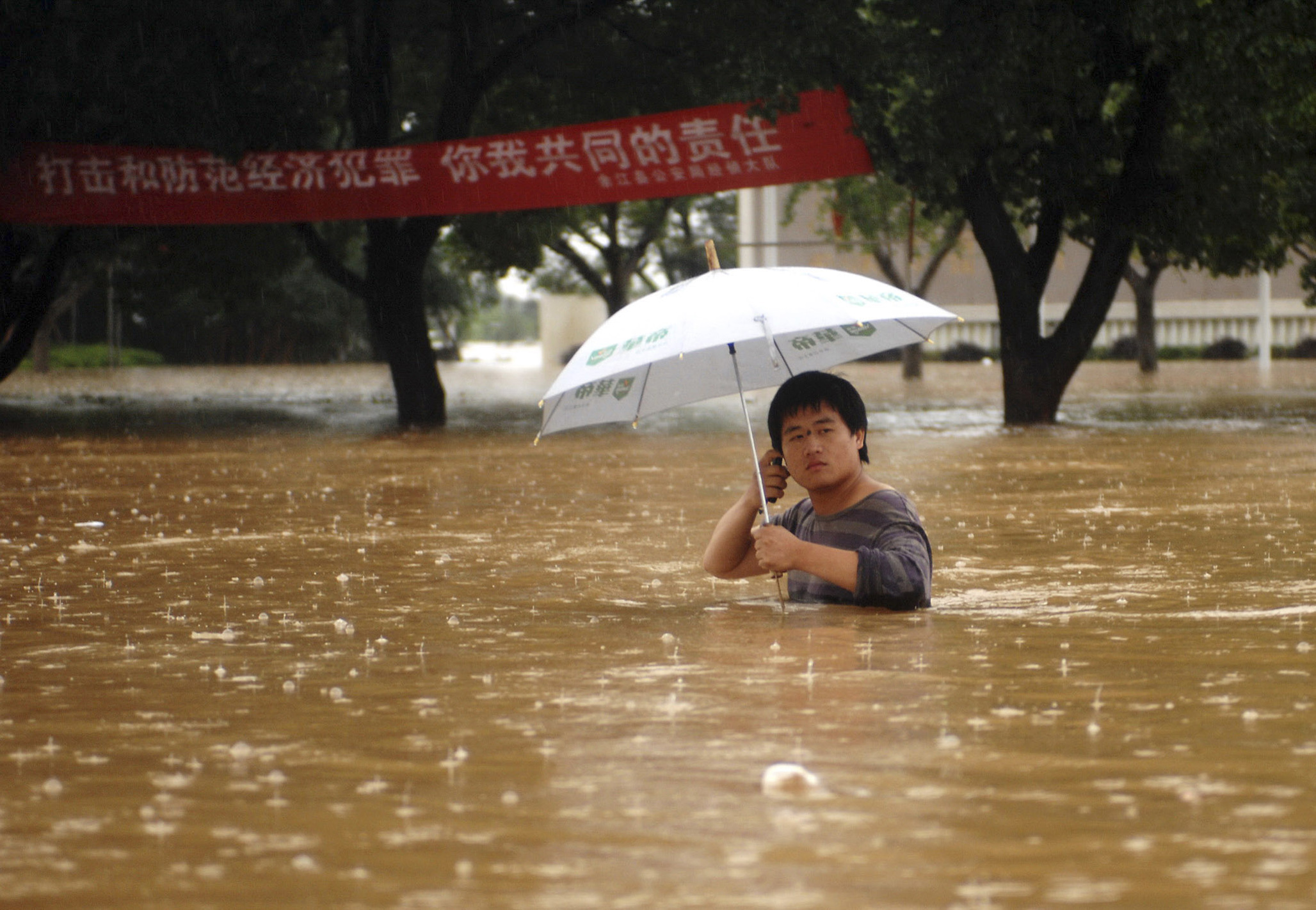 Översvämning, Kina, Brott och straff, Jordskred