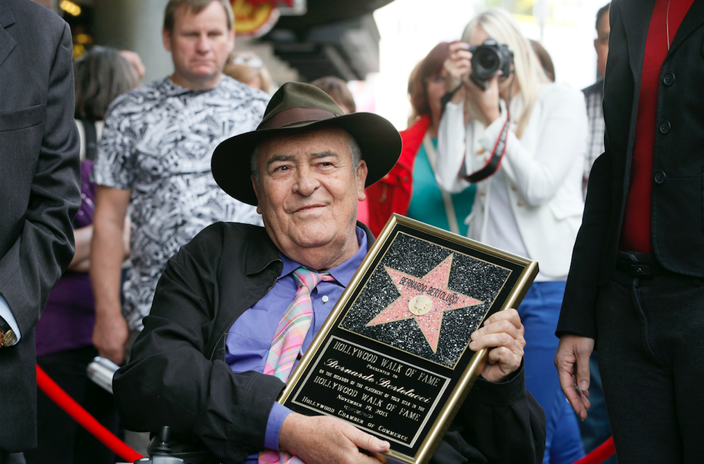 Bernardo Bertolucci med Hollywood-tavla. Bernardo Bertolucci med Hollywood-tavla.