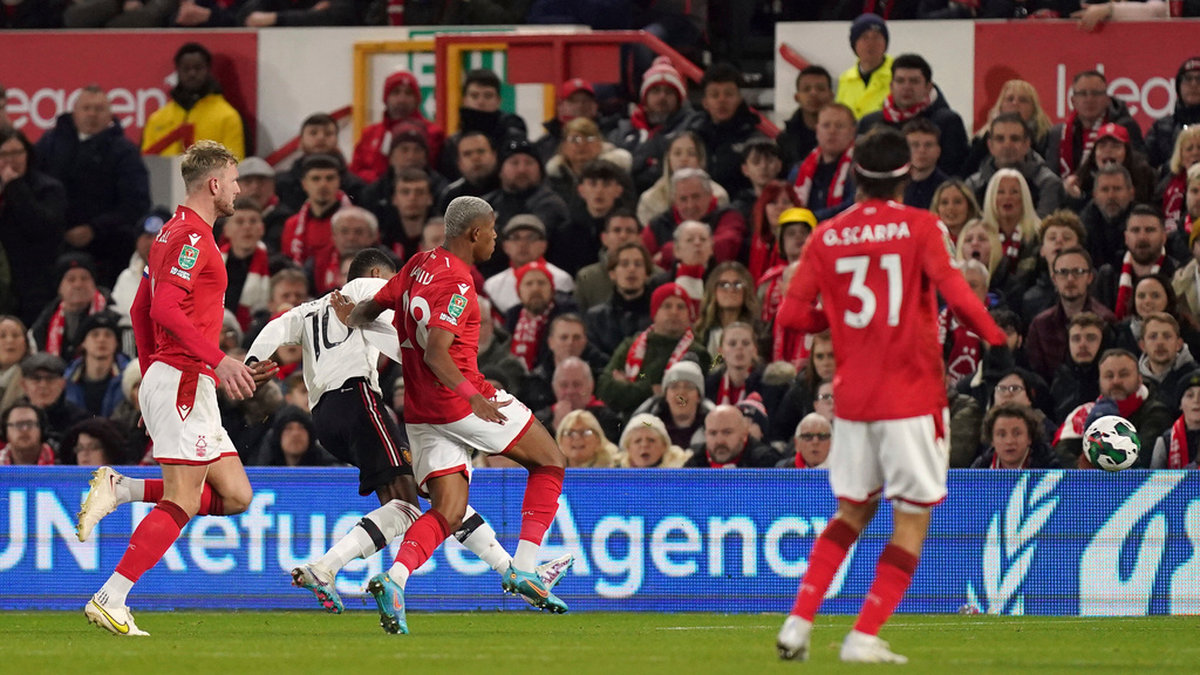 Manchester Uniteds Marcus Rashford, tvåa från vänster, skjuter ledningsmålet i den första ligacupsemifinalen mot Nottingham.