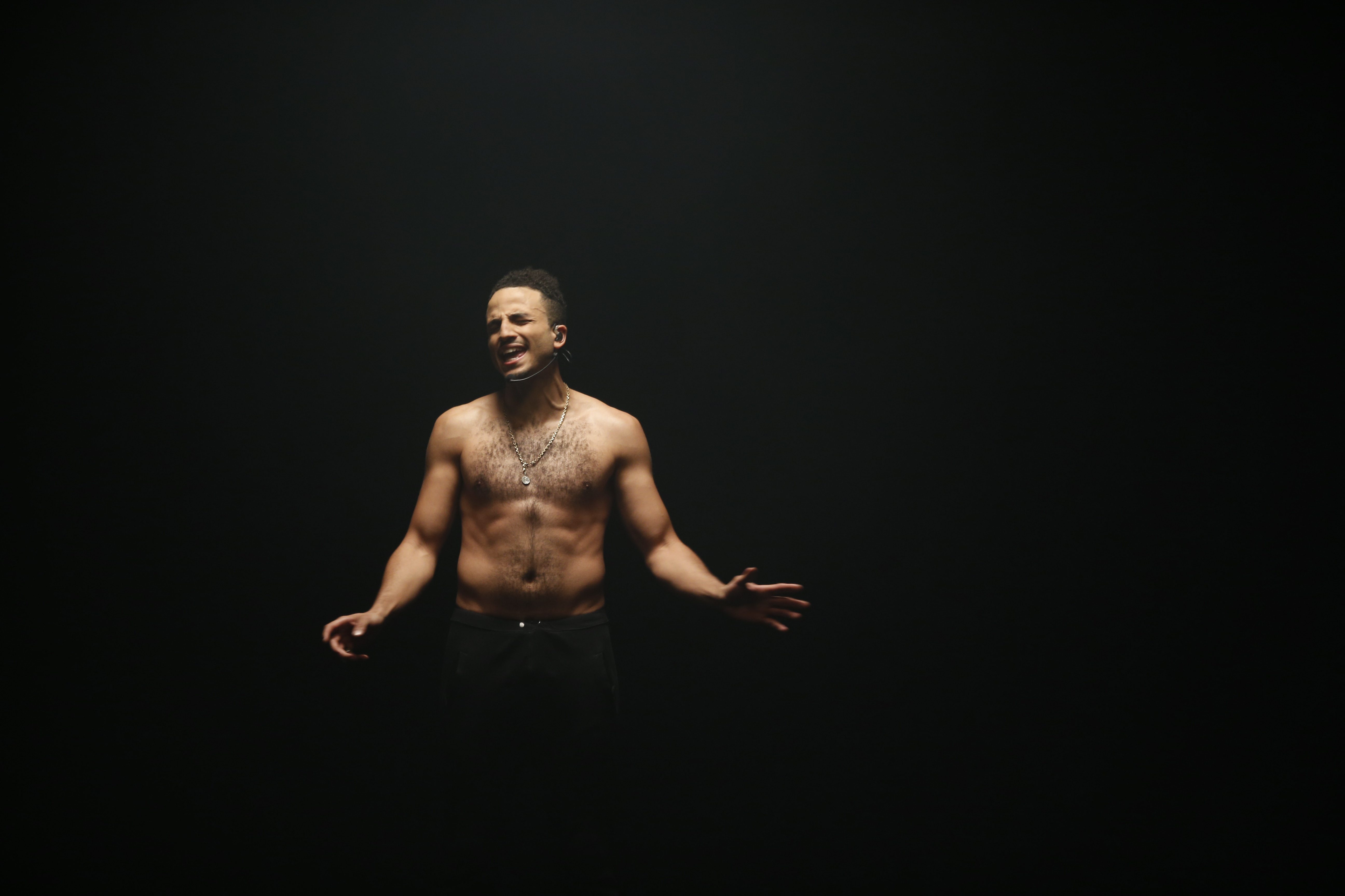 Kim Cesarion uppträdde halvnaken. Kim Cesarion uppträdde halvnaken.