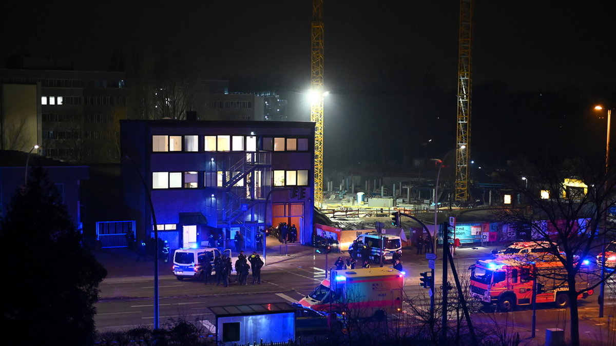 Tysk polis och räddningstjänst vid den plats där skottlossning ägt rum på torsdagskvällen.