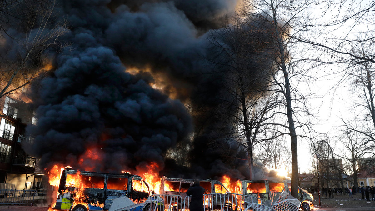 Polisbussar i brand i samband med förra årets påskupplopp i Sveaparken i Örebro. Arkivbild.