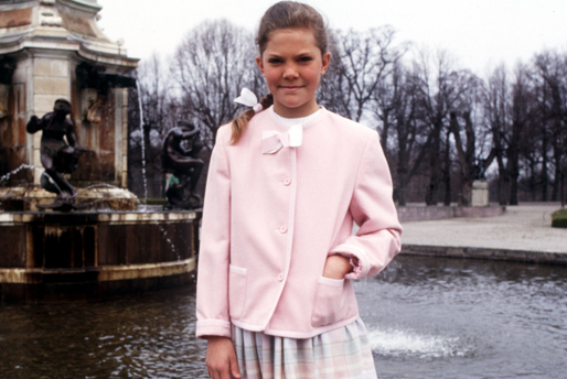 1988. Victoria matchar en rosa kofta tillsammans med en pastellfärgad kjol. Hon blev för ett par år sedan kritiserad för att klä sig för tråkigt men har den senaste tiden fått mycket beröm för sin uppdaterade garderob. 1988. Victoria matchar en rosa kofta tillsammans med en pastellfärgad kjol. Hon blev för ett par år sedan kritiserad för att klä sig för tråkigt men har den senaste tiden fått mycket beröm för sin uppdaterade garderob.