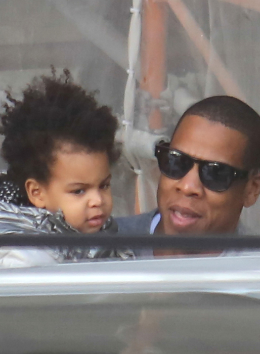 Jay-Z på resande fot med Blue Ivy. Jay-Z på resande fot med Blue Ivy.