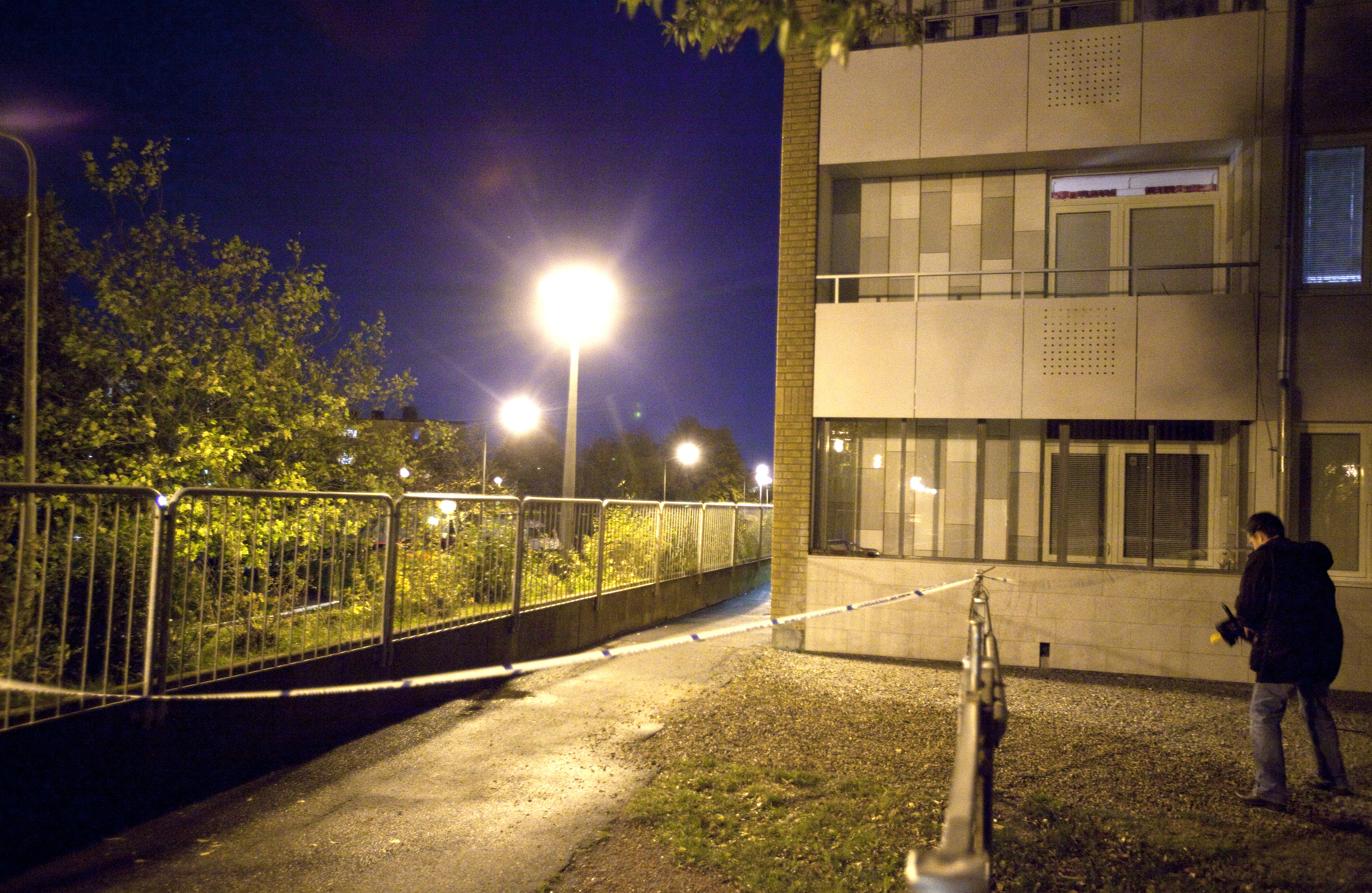 Polisens avspärrningar på Sörbäcksgatan i Malmö där två personer sköts vid 20-tiden på torsdagskvällen. 
