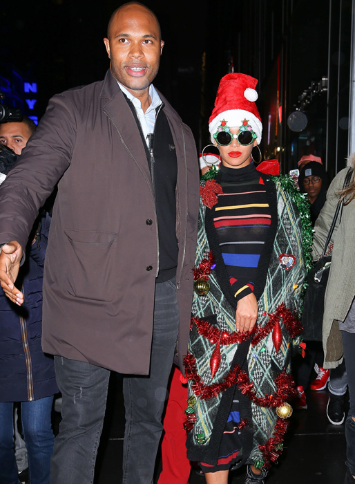 Julius de Boer skyddar Beyoncé och Jay-Z på väg hem från en julfest i New York. Julius de Boer skyddar Beyoncé och Jay-Z på väg hem från en julfest i New York.