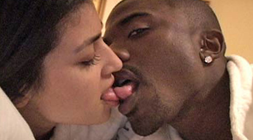 Kim Kardashian har cashat in på sin sexfilm. Kim Kardashian har cashat in på sin sexfilm.