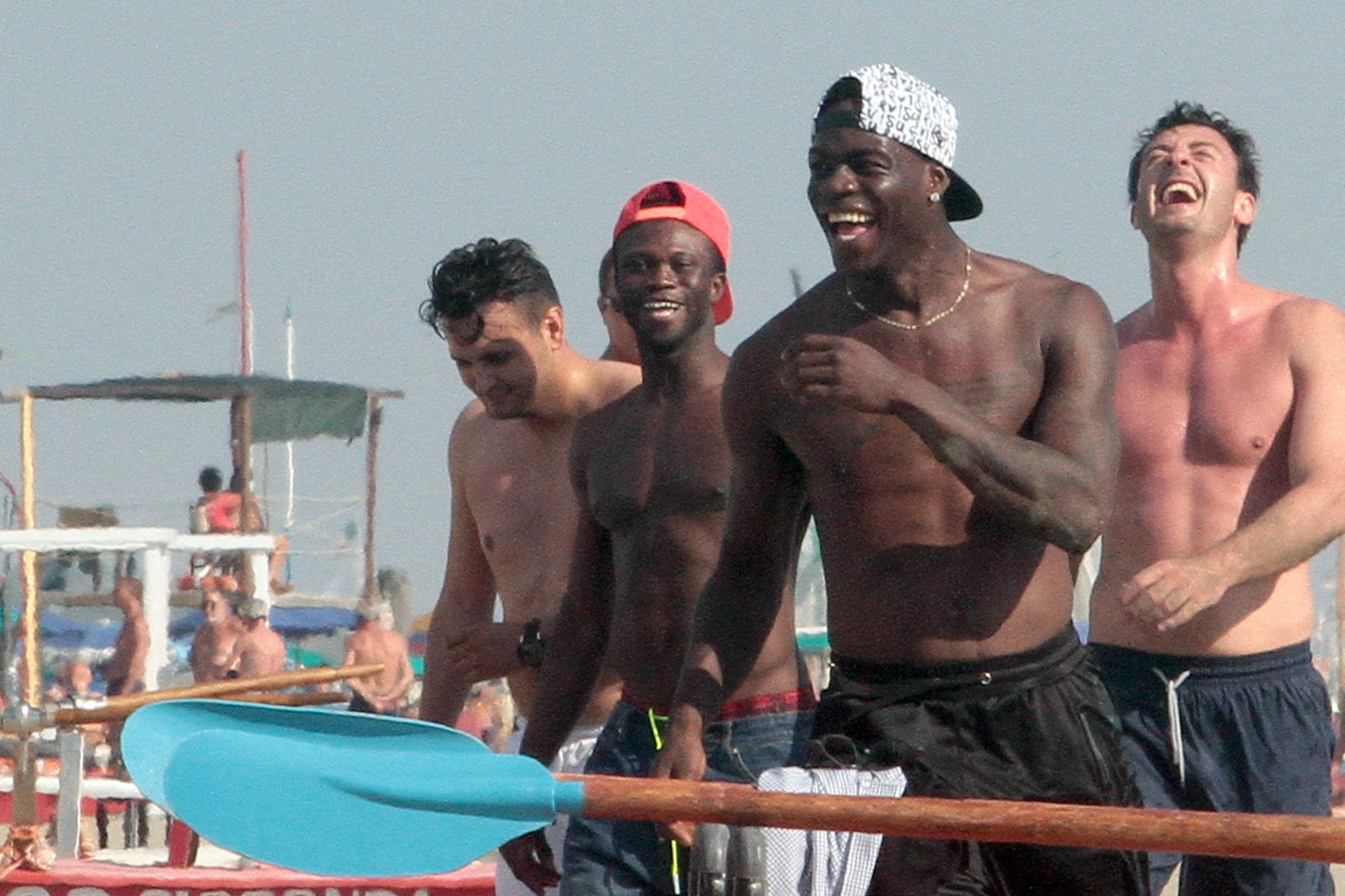 Mario Balotelli har hängt med sin brorsa Enoch och lite vänner. Mario Balotelli har hängt med sin brorsa Enoch och lite vänner.