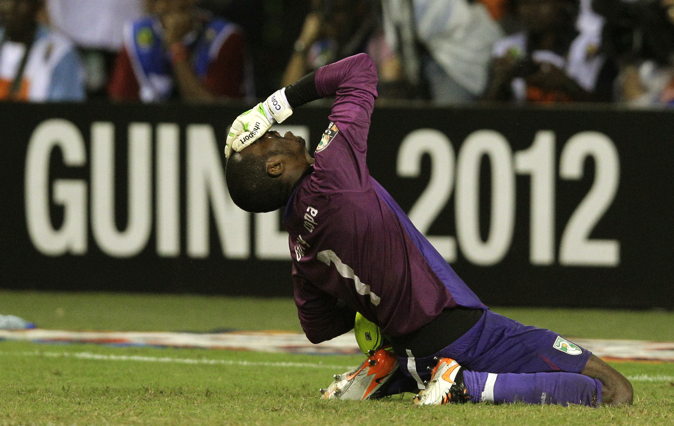 Målvakten Boubacar Barry efter att Arsenal-anfallaren Gervinho bränt Elfenbenskustens sista straff. 