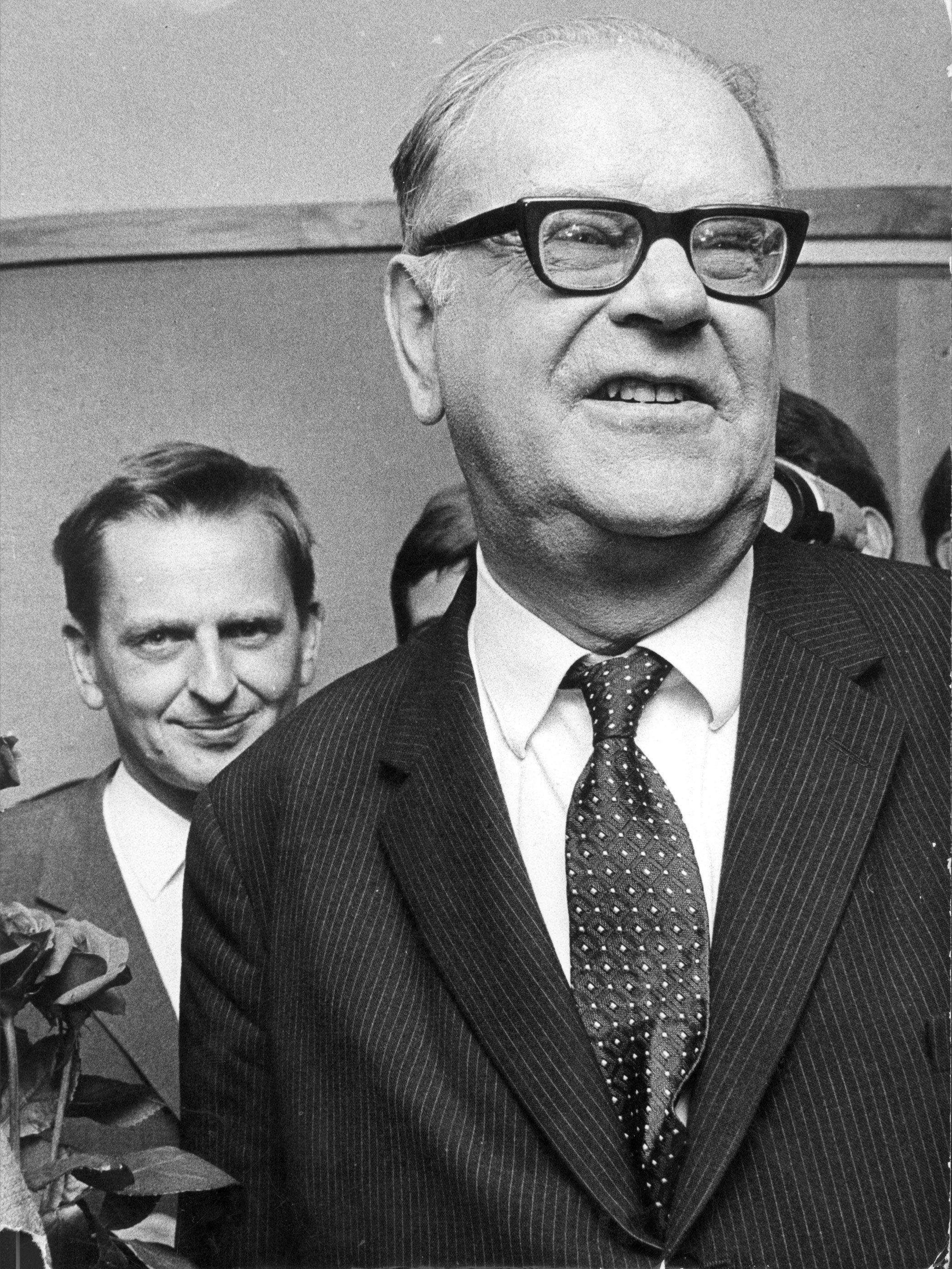Tage Erlander, 1969, med efterträdaren Palme i bakgrunden.