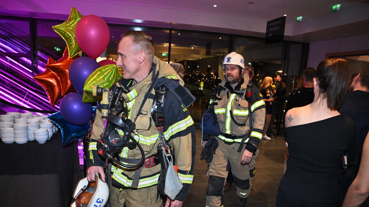 Brandmän anländer och gäster utrymmer lokalen efter att ett larm gått, utlöst av en rökmaskin, under efterfesten på Quality Hotel Friends efter lördagens final av Melodifestivalen.