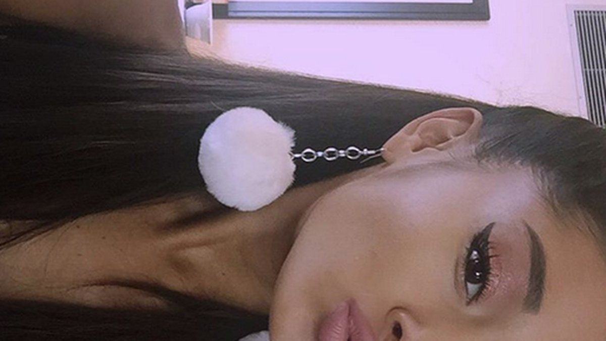 Ariana Grande tar en selfie på sniskan. 