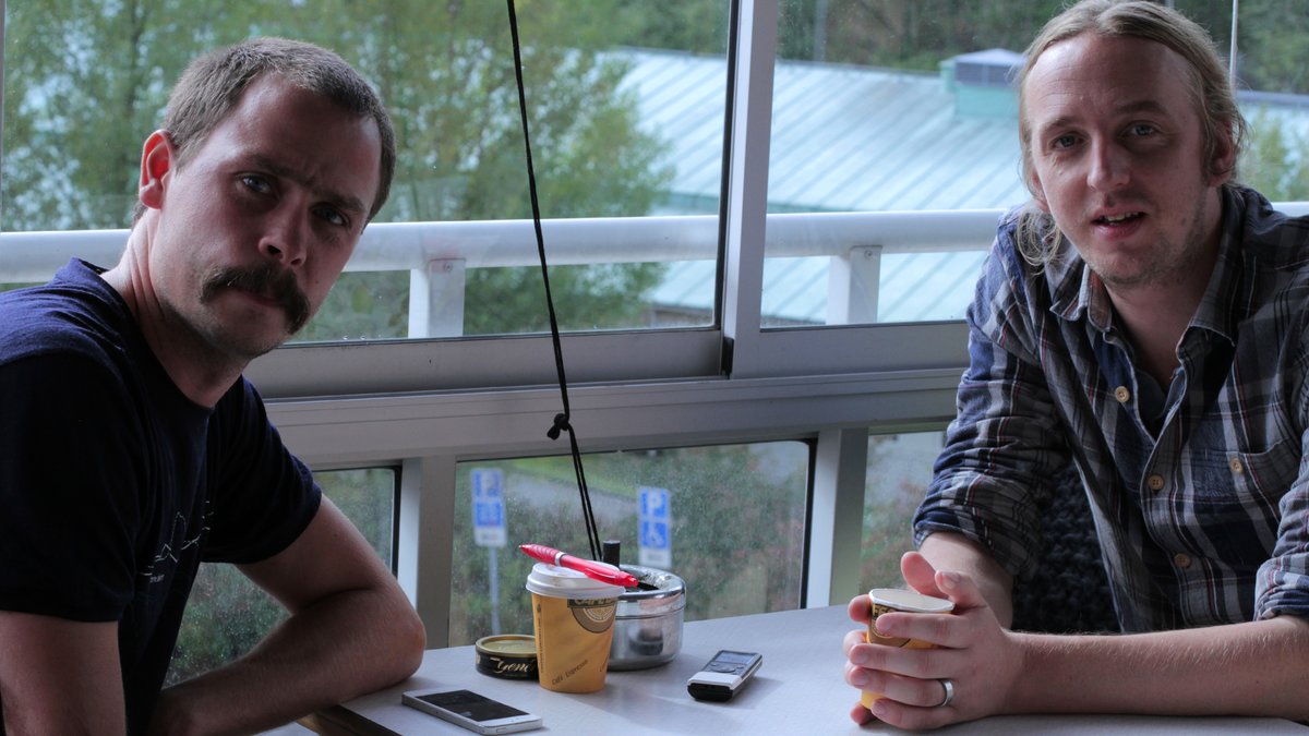 Johan Persson och Martin Schibbye på Martins balkong i Farsta. 