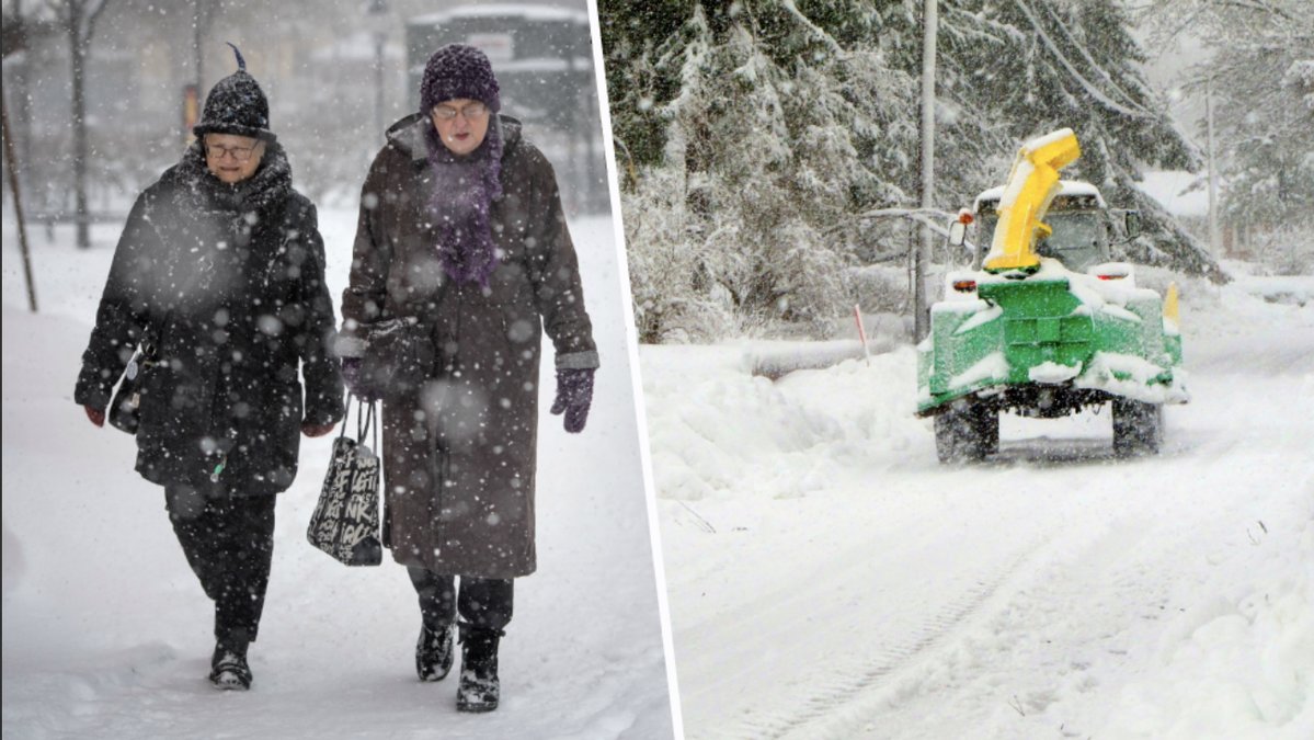 Två damer går i snöoväder. Snöröjning.