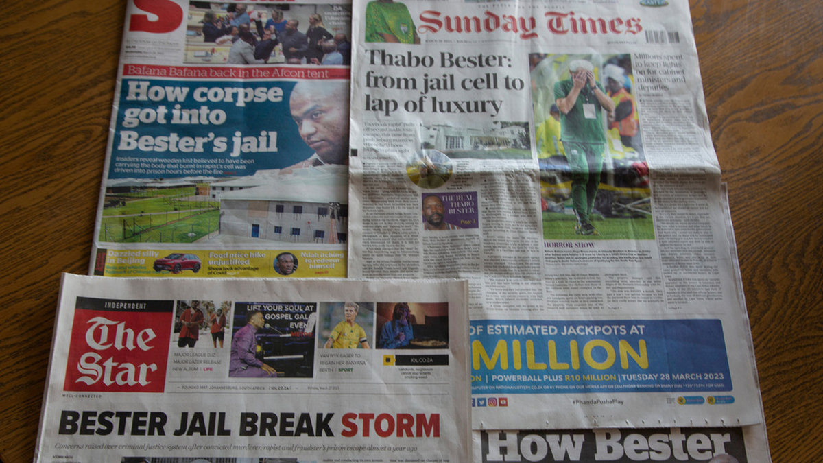 En rad sydafrikanska tidningar rapporterar om den nu gripne mannens flykt från ett fängelse i Bloemfontein.