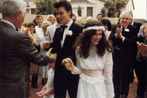 1983 gifte sig Depp med Lori Anne Allison. De träffades genom en bandkompis. För ja, Depp gör även musik. Men tyvärr gick de skilda vägar 1985. 1983 gifte sig Depp med Lori Anne Allison. De träffades genom en bandkompis. För ja, Depp gör även musik. Men tyvärr gick de skilda vägar 1985.