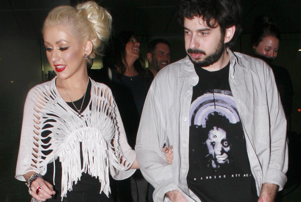 Christina Aguilera hängde även hon en hel del på strippklubben Scores i New York. År 2006 gick hon på strippklubben tillsammans med sin dåvarande make Jordan Bratman. Christina dricksade generöst och betalade både för att klubben skulle hålla öppet två timmar till efter stängning. Och dessutom betalade Christina ett dussintal strippor för att underhålla hennes man, skrev New York Post då. Christina Aguilera hängde även hon en hel del på strippklubben Scores i New York. År 2006 gick hon på strippklubben tillsammans med sin dåvarande make Jordan Bratman. Christina dricksade generöst och betalade både för att klubben skulle hålla öppet två timmar till efter stängning. Och dessutom betalade Christina ett dussintal strippor för att underhålla hennes man, skrev New York Post då.