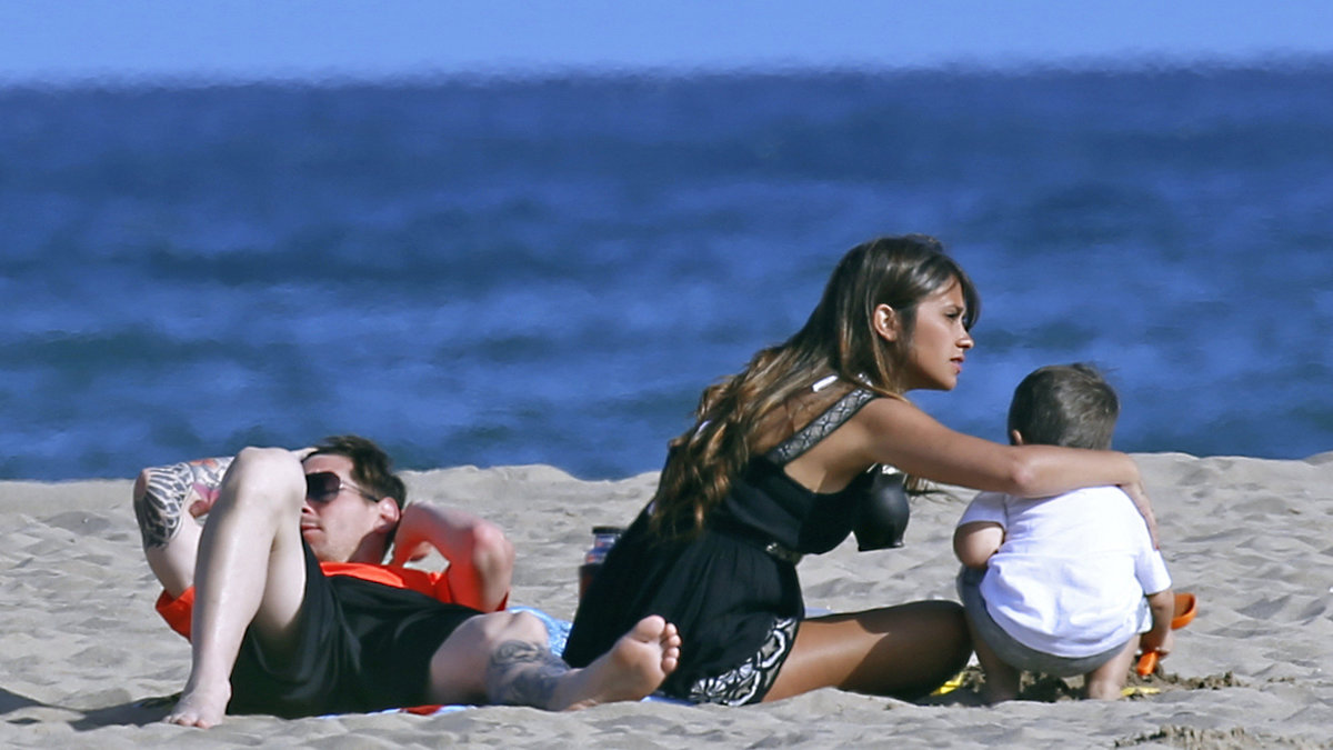 Leo Messi med familj på stranden.