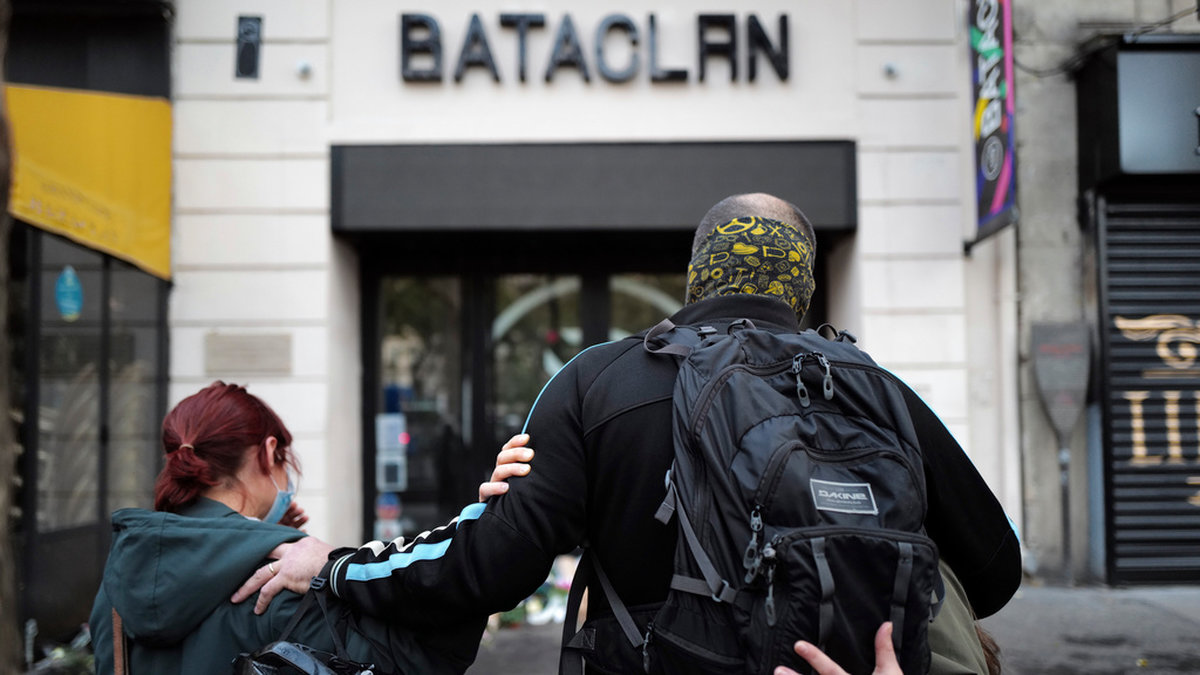 Anhöriga till offer utanför konsertlokalen Bataclan på femårsdagen av Parisdåden.