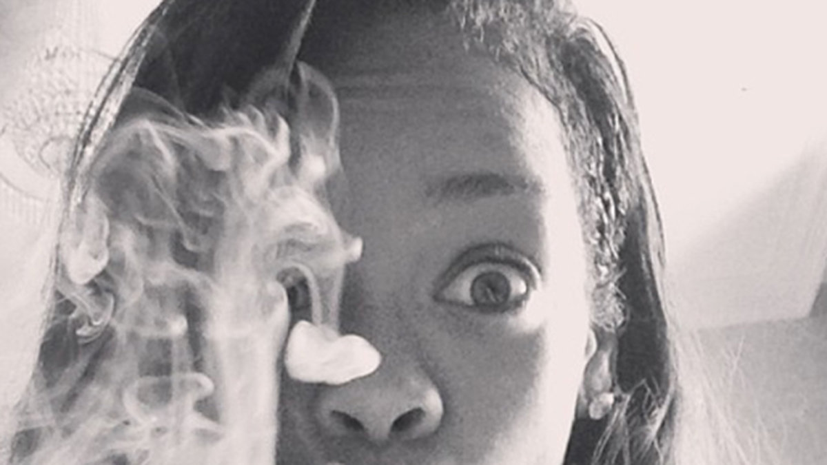 Rihanna gör rökringar.
