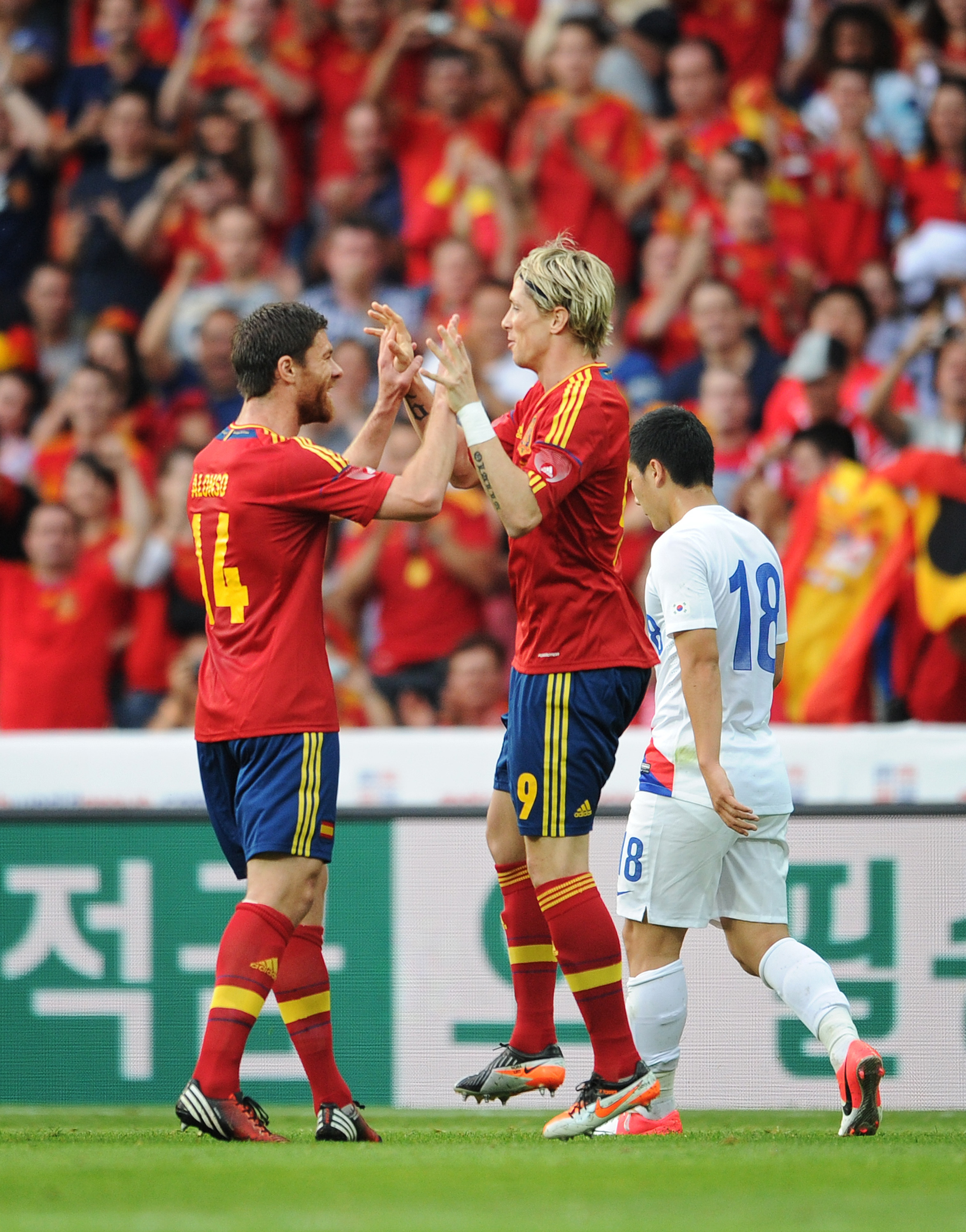 Xabi Alonso och Fernando Torres blev båda målskyttar för Spanien.