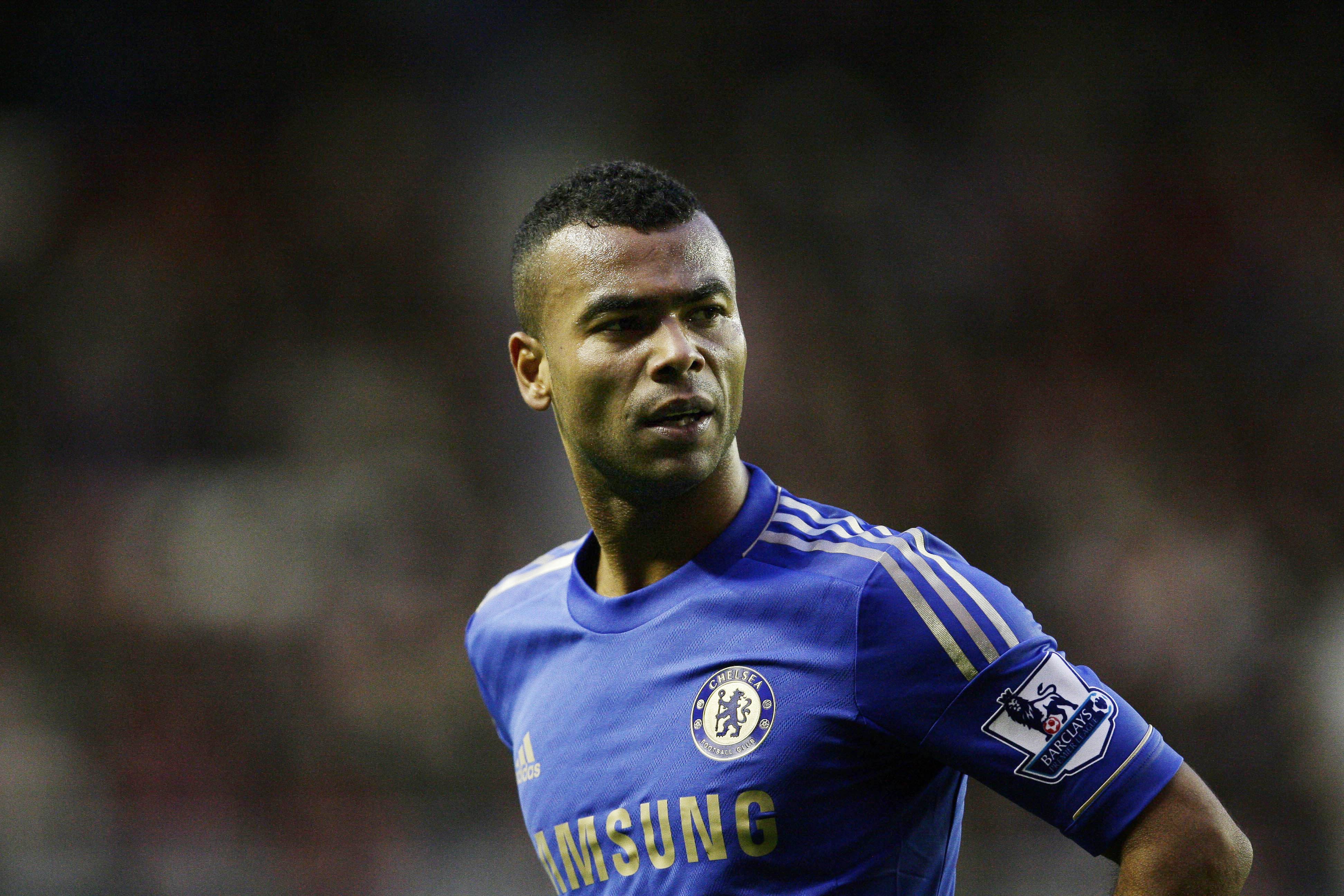 Chelseas Ashley Cole kniper vänsterbacksplatsen med runt 105 miljoner kronor i lön per år. Chelseas Ashley Cole kniper vänsterbacksplatsen med runt 105 miljoner kronor i lön per år.