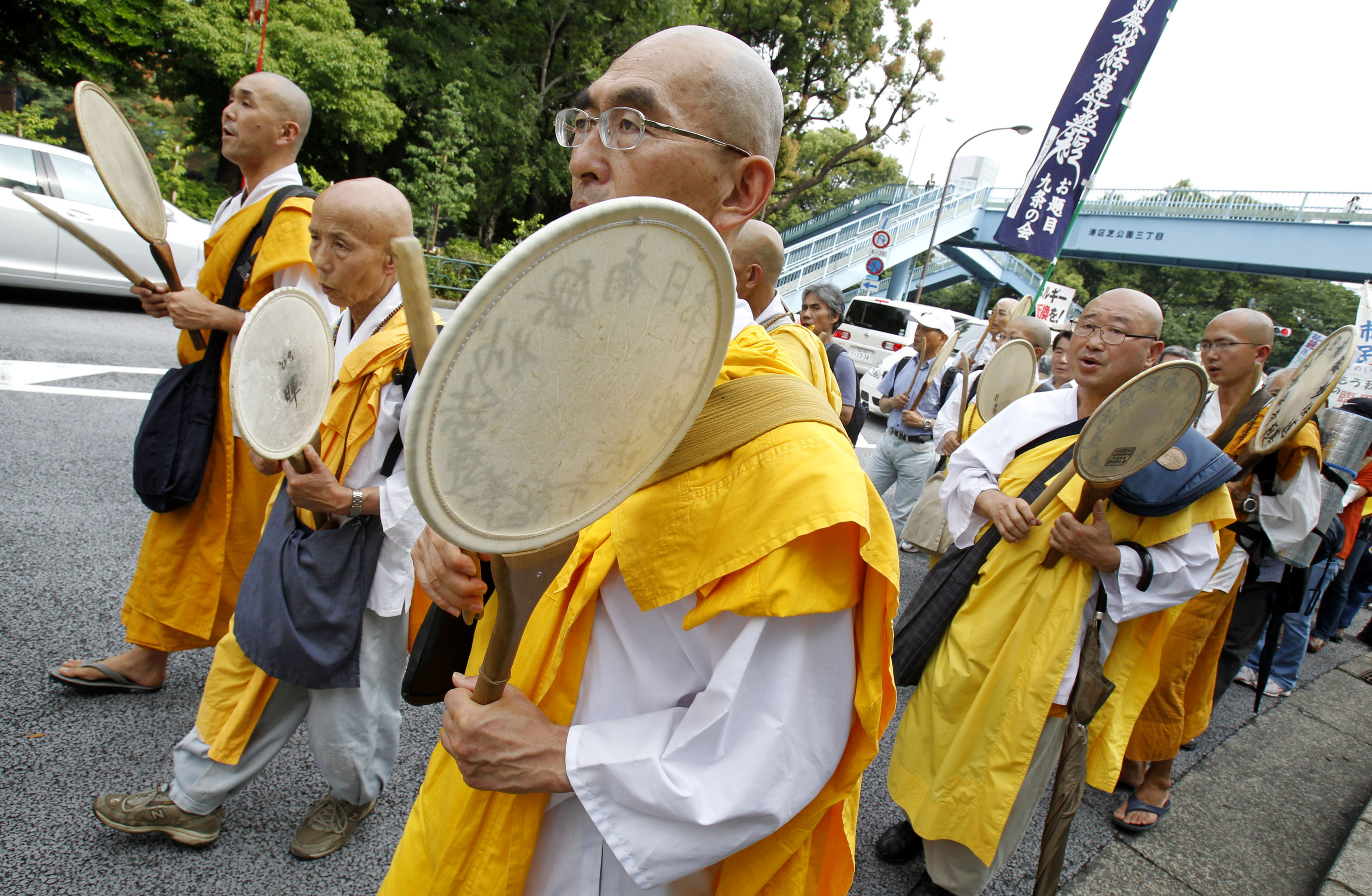 Buddhistiska munkar deltar i en antikärnkraftdemostration i mars, Tokyo.