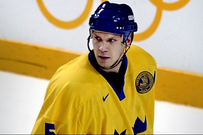 Lidström var en magisk spelare i NHL, men i den svenska landslagströjan gick det inte särskilt bra. Förvisso blev det ett OS-guld 2006, men utöver det återfinns endast ett VM-guld, ett silver och en bronsmedalj i prisskåpet.