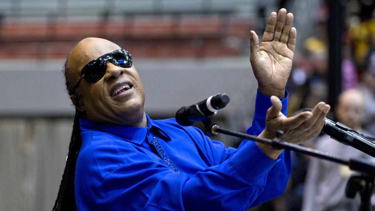 Obama får draghjälp av flera kända artister, däribland Stevie Wonder.
