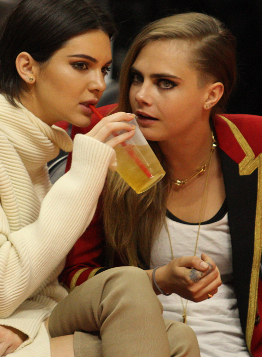 Kendall Jenner och Cara Delavingne kollar på basket i Los Angeles. Kendall Jenner och Cara Delavingne kollar på basket i Los Angeles.