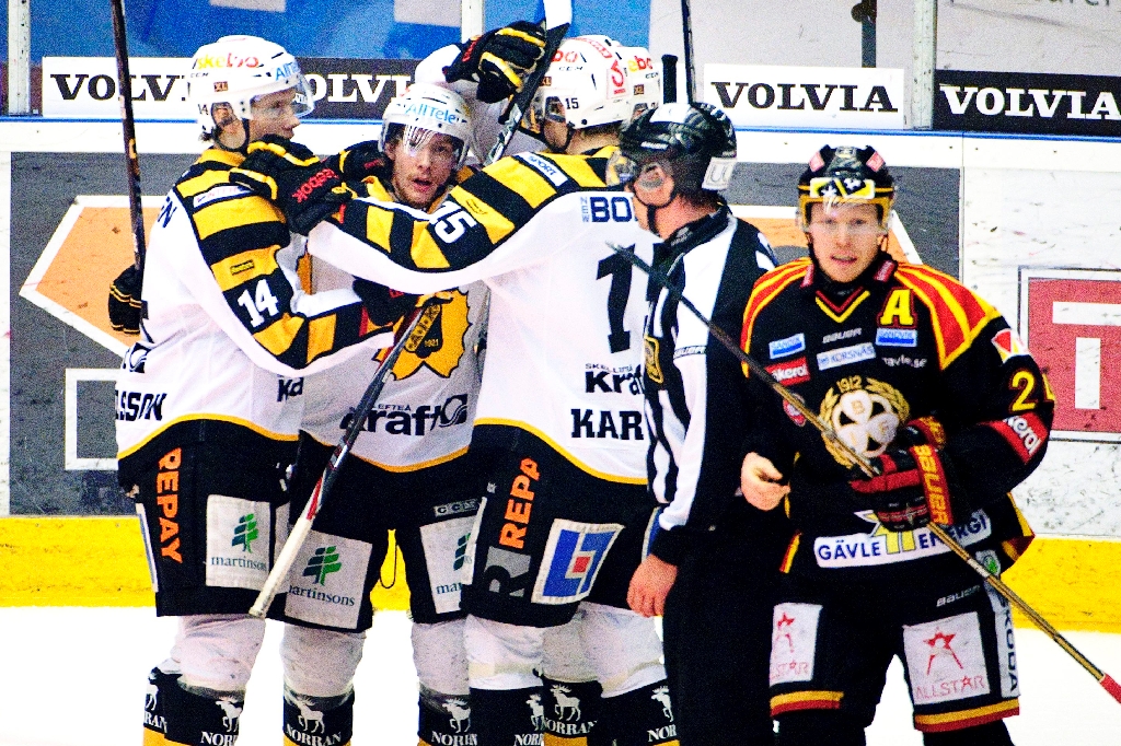 Tillsammans med resten av sina lagkamraten jublar Burström efter sitt 1-1 mål.