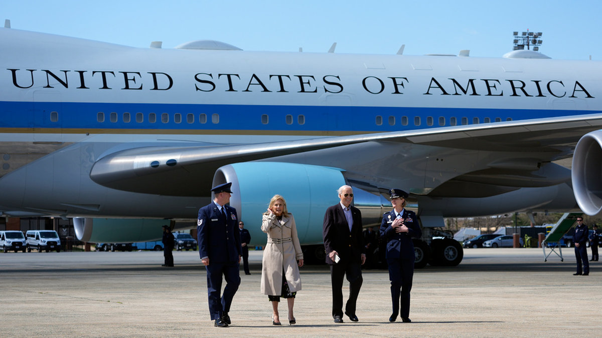 USA:s president Joe Biden och hans hustru Jill Biden lämnar Air Force One på långfredagen.