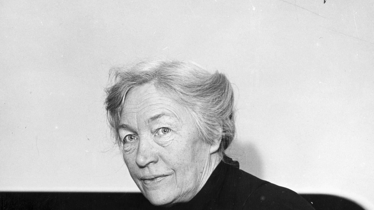 Kerstin Hesselgren väljs som första kvinna in i riksdagens första kammare, den 12 september 1921. Samma år införs kvinnlig rösträtt i Sverige. 