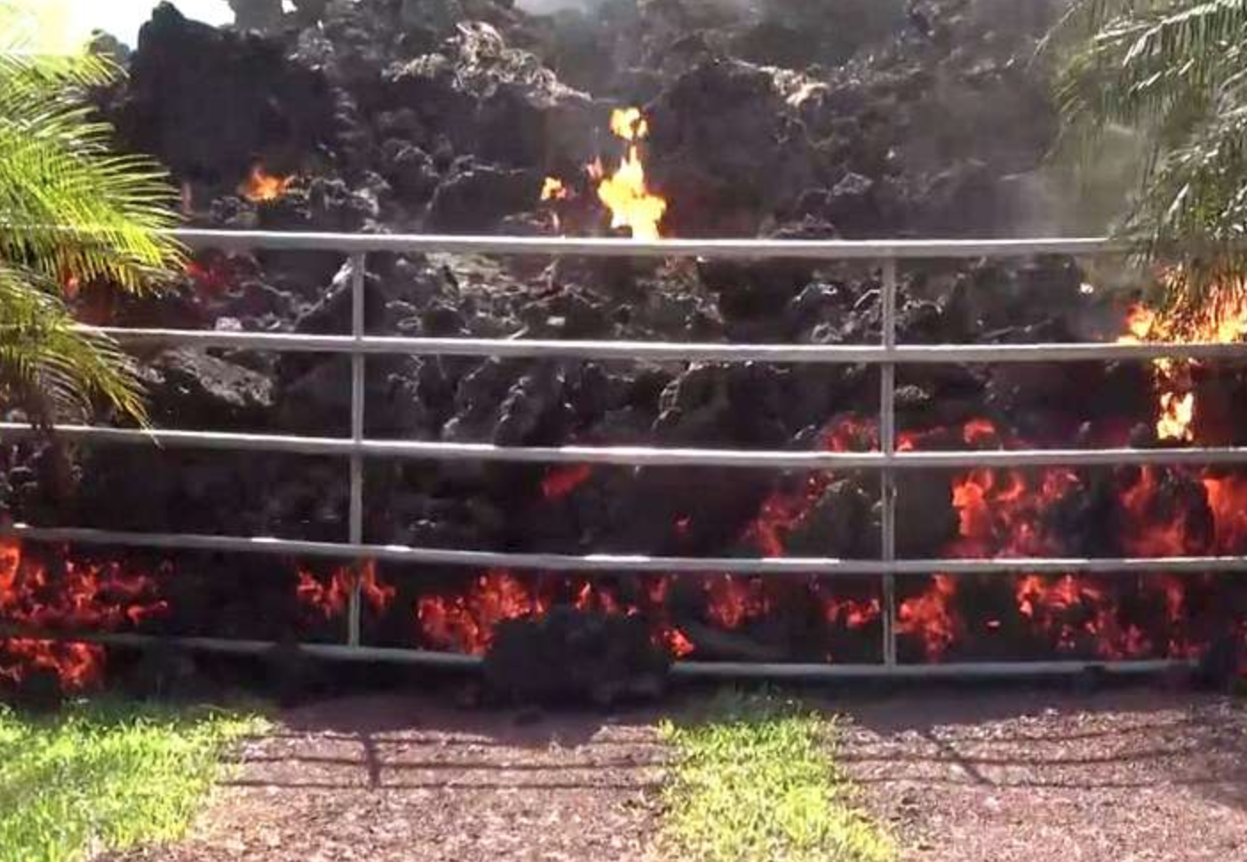 Lava stoppas av staket Lava stoppas av staket