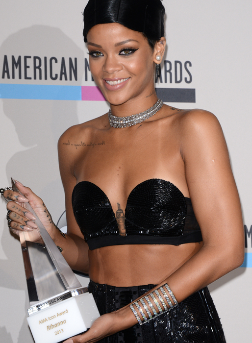 Rihanna blev årets favorit-artist i kategorin soul och r'n'b. Rihanna blev årets favorit-artist i kategorin soul och r'n'b.