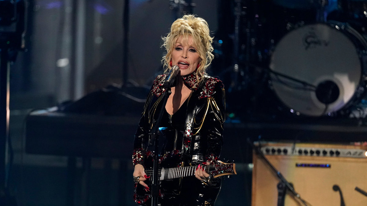 Dolly Parton har tillfälligt sadlat om till rockstjärna.