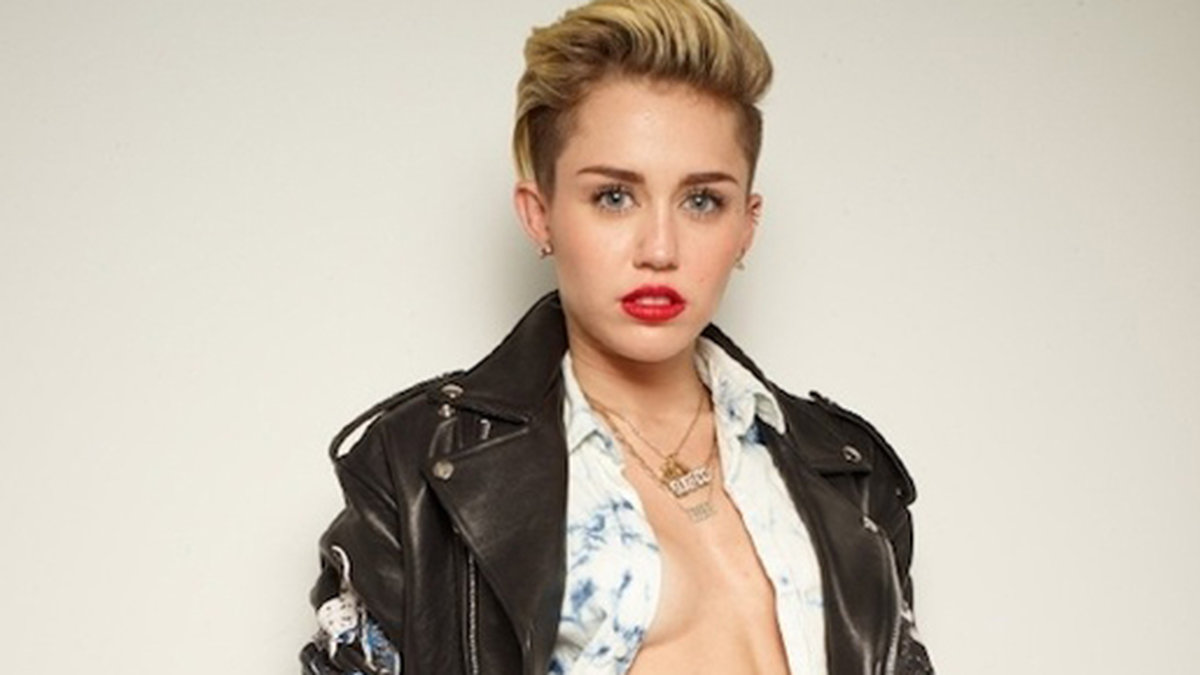 Miley Cyrus i ljusa trosor och skinnjacka för YOU Magazine. 