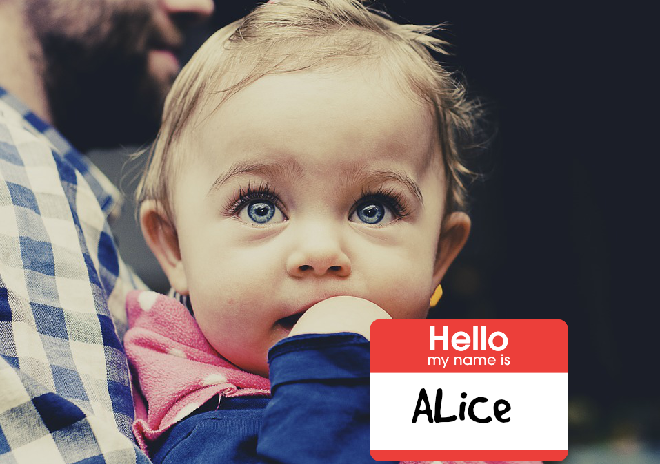 Bild på barn i papas famn med namnskylten som säger Alice Bild på barn i papas famn med namnskylten som säger Alice
