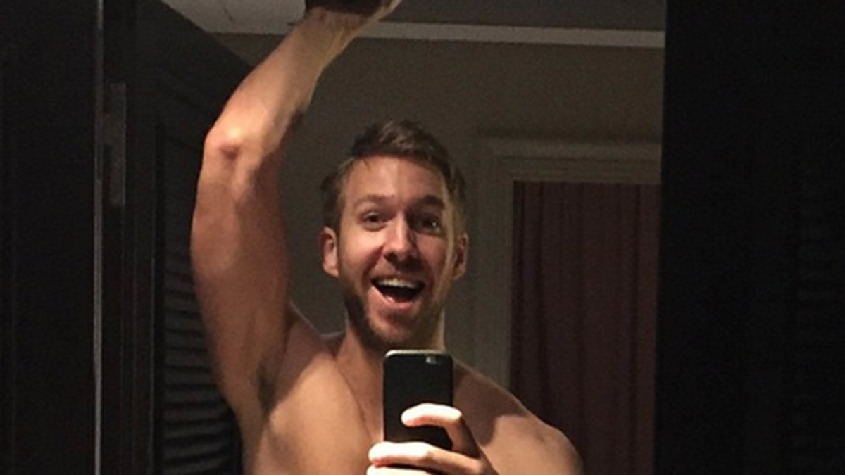 Calvin Harris visar sina muskler på sin selfie. 