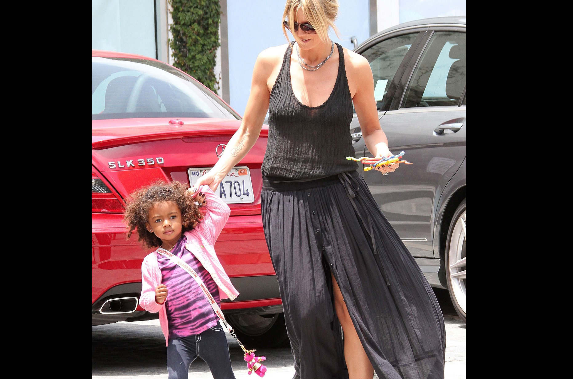 Heidi Klum tar en promenad med sin bedårande söta lilla prinsessa till dotter. 
