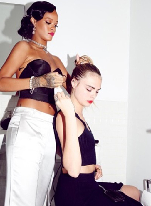 På nyårsafton hade Rihanna en stor fest i New York för sina vänner. Hennes nya bästis supermodellen Cara Delevingne var självklart där. På nyårsafton hade Rihanna en stor fest i New York för sina vänner. Hennes nya bästis supermodellen Cara Delevingne var självklart där.