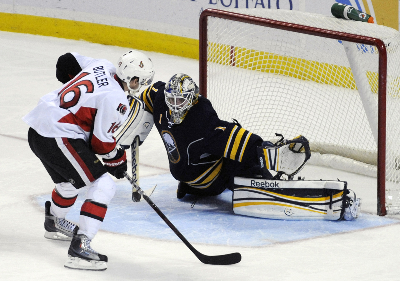 9. Buffalo jagar två poäng bakom Washington i slutspelsjakten. Lagets svenske keeper, Jonas Enroth, har varit andravalet i Sabres den här säsongen. När han väl har fått chansen har han gjort bra ifrån sig. 23-åringen från Stockholm har startat i 21 matche 9. Buffalo jagar två poäng bakom Washington i slutspelsjakten. Lagets svenske keeper, Jonas Enroth, har varit andravalet i Sabres den här säsongen. När han väl har fått chansen har han gjort bra ifrån sig. 23-åringen från Stockholm har startat i 21 matche