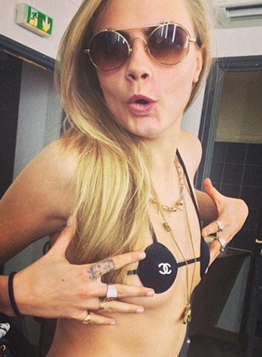 Cara poserar i minimal Chanel-bikini. Cara poserar i minimal Chanel-bikini.
