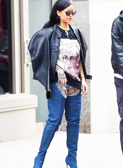 Rihanna lämnar sin lägenhet i New York med prinsessan Diana på tröjan. Rihanna lämnar sin lägenhet i New York med prinsessan Diana på tröjan.