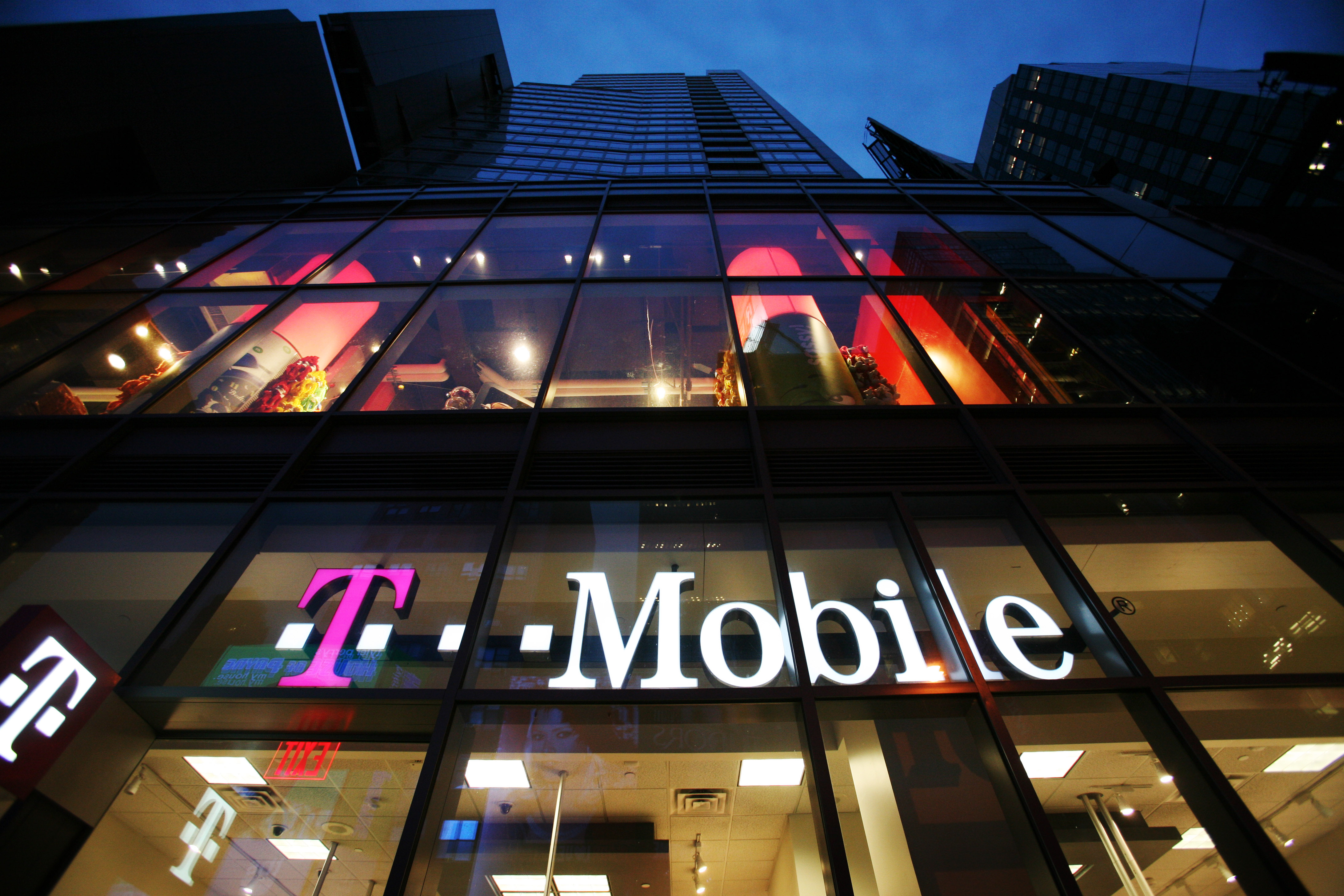Telefonföretaget T Mobile har nu stängt av mördaren mobilnummer.