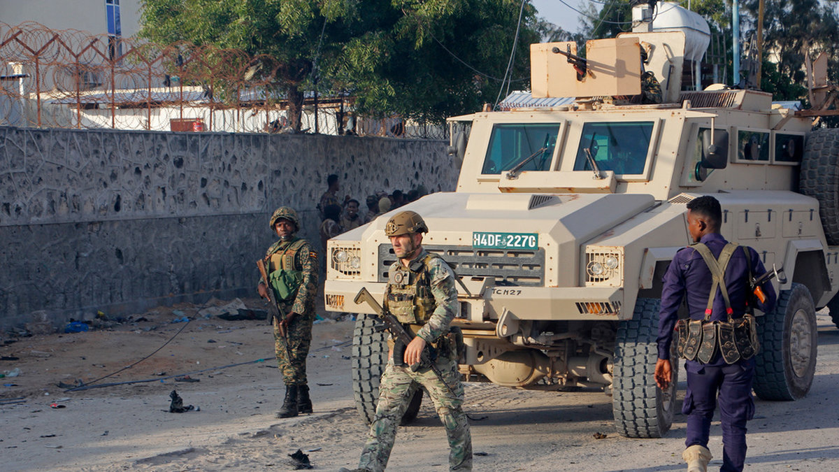Soldater i Mogadishu undersöker vraket efter en bilbomb i november i fjol. Arkivbild.